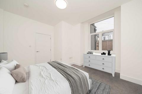 2 bedroom flat for sale, Berrymead Gardens, London W3