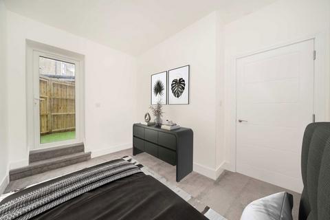 2 bedroom flat for sale, Berrymead Gardens, London W3