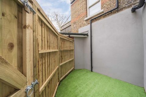 2 bedroom flat for sale, Berrymead Gardens, London W3