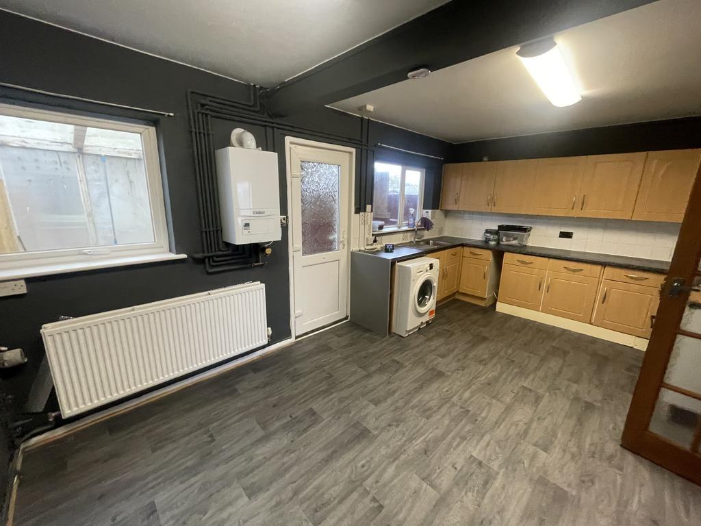 Kitchen 2.jpeg