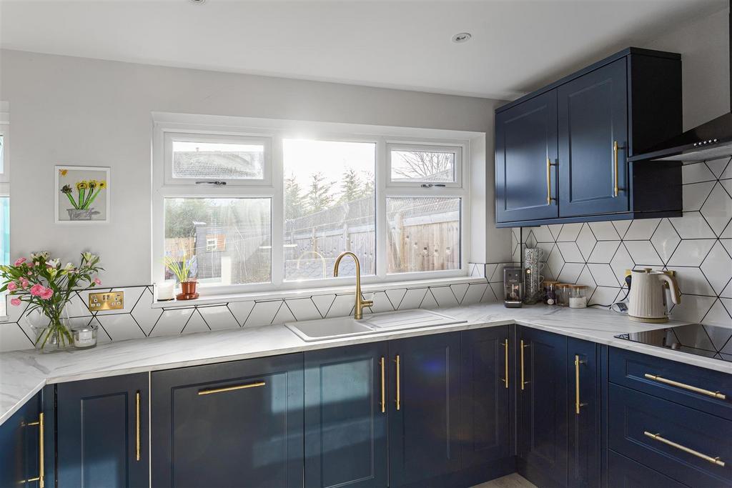 34 Barons Crescent 28.jpg