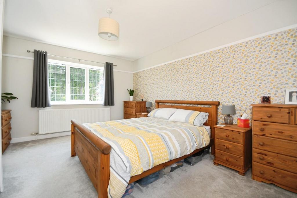 BEDROOM 1 02.jpg