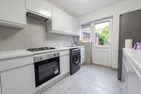3 bedroom house to rent, Robin Hood Lane, SUTTON
