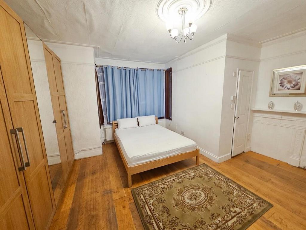 Bedroom 1.jpg