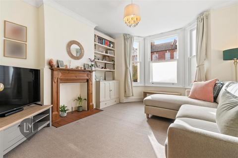 2 bedroom house to rent, Engadine Street, London