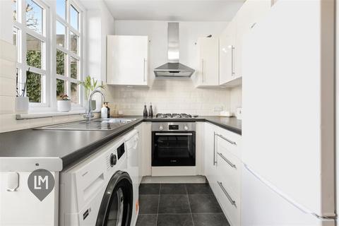 2 bedroom house to rent, Engadine Street, London