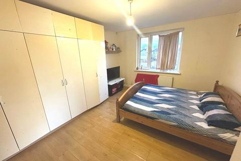 5 bedroom semi-detached house to rent, Springwell Road, Heston