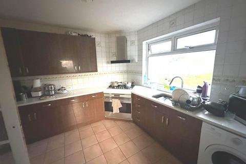 5 bedroom semi-detached house to rent, Springwell Road, Heston
