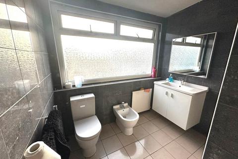 5 bedroom semi-detached house to rent, Springwell Road, Heston