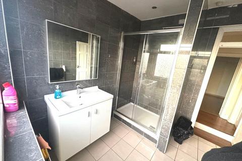 5 bedroom semi-detached house to rent, Springwell Road, Heston