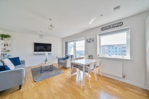 2 bedroom flat for sale, Kennett Lane, Chertsey, KT16