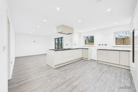 5 bedroom detached house to rent, Briar Court, Burton-upon-Trent DE15