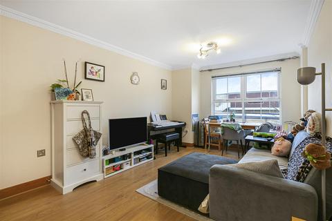 2 bedroom flat to rent, Sandringham Court, Kingston Upon Thames KT2