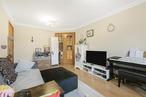 2 bedroom flat to rent, Sandringham Court, Kingston Upon Thames KT2