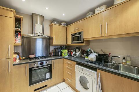 2 bedroom flat to rent, Sandringham Court, Kingston Upon Thames KT2