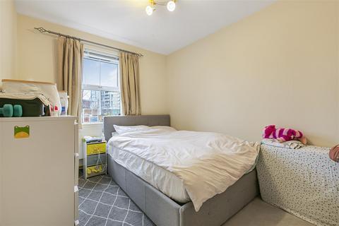 2 bedroom flat to rent, Sandringham Court, Kingston Upon Thames KT2
