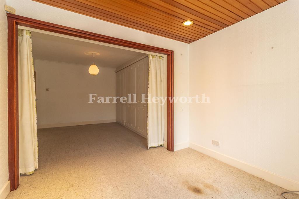 Bedroom 1 image 2