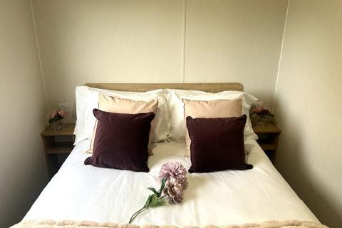 3 bedroom park home for sale, West Mersea Holiday Park – Essex