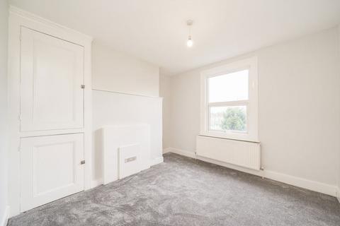 4 bedroom flat for sale, Hillside, London NW10