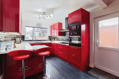 2 bedroom bungalow for sale, South Crescent, SOUTHEND-ON-SEA, Essex, SS2