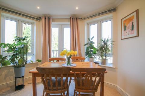 2 bedroom flat for sale, Sturges Road, Wokingham, RG40