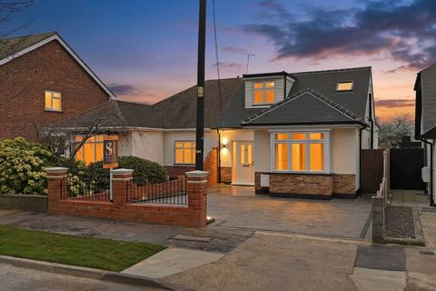 4 bedroom semi-detached bungalow for sale - Laburnham Gardens, Upminster, RM14