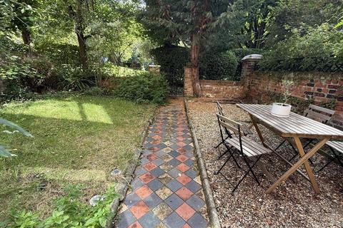 2 bedroom flat for sale, Canfield Gardens London NW6