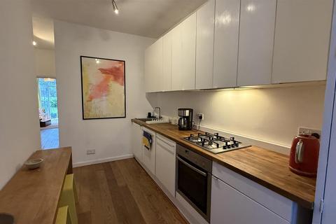 2 bedroom flat for sale, Canfield Gardens London NW6