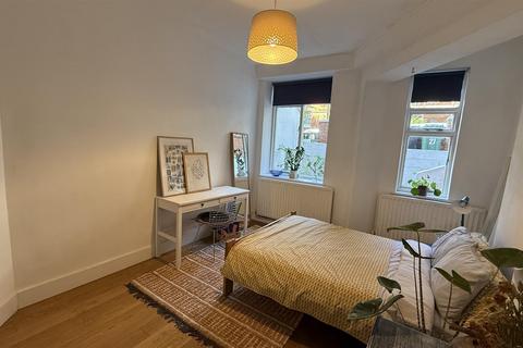 2 bedroom flat for sale, Canfield Gardens London NW6
