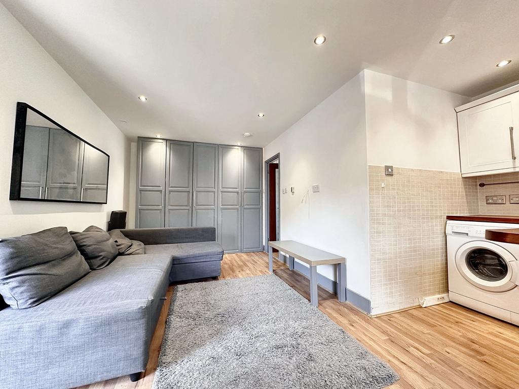 Kitchen/Studio Room