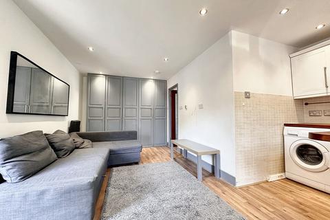 1 bedroom apartment to rent, Hambledon Close, Uxbridge, UB8
