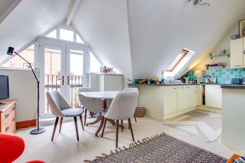 2 bedroom mews for sale, High Street, Lymington, SO41
