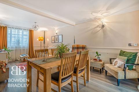 3 bedroom terraced house for sale, Huntsman Road, Hainault, IG6
