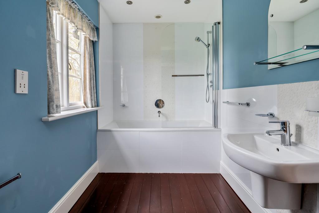 Family Bathroom 1