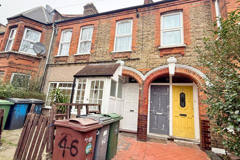 3 bedroom flat to rent, Hibbert Road, London E17