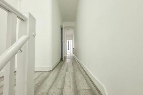 3 bedroom flat to rent, Hibbert Road, London E17