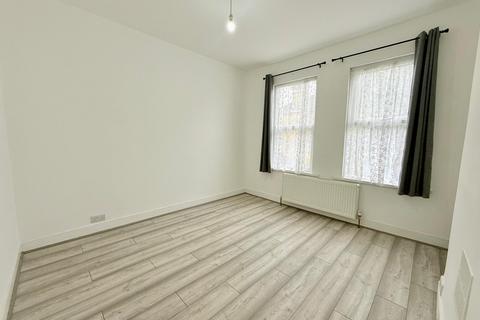 3 bedroom flat to rent, Hibbert Road, London E17