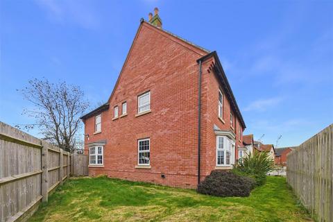 5 bedroom detached house to rent, Galloway Road, Burton-On-Trent DE15
