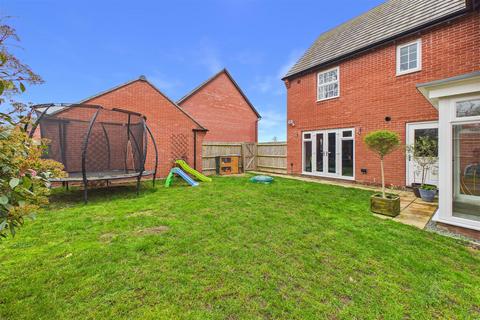 5 bedroom detached house to rent, Galloway Road, Burton-On-Trent DE15