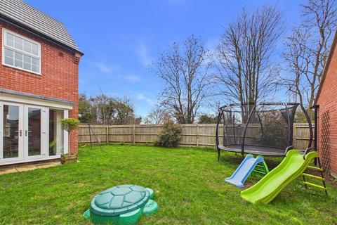 5 bedroom detached house to rent, Galloway Road, Burton-On-Trent DE15