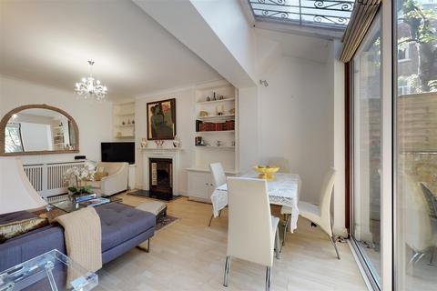 2 bedroom flat for sale, Abbey Road, St Johns Wood, London, NW8