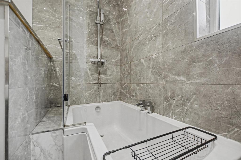 Bathroom 2.jpeg