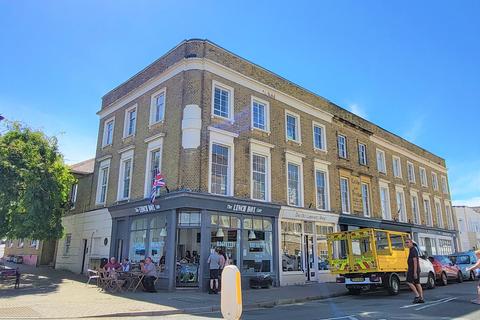 2 bedroom flat to rent, Clarence Road, PO32
