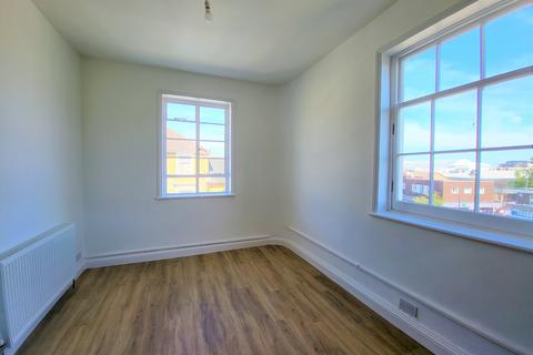 2 bedroom flat to rent, Clarence Road, PO32
