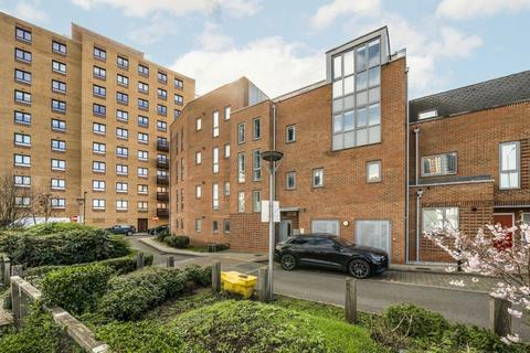 2 bedroom flat to rent, Mozart Gardens, London W3