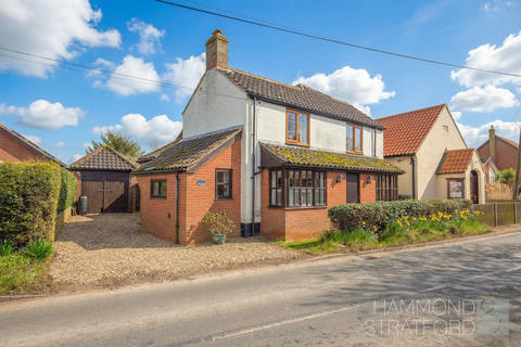 3 bedroom detached house for sale, Norwich Road, Yaxham