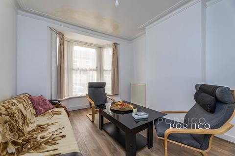 4 bedroom terraced house to rent, Goldsmith Road, London, E17