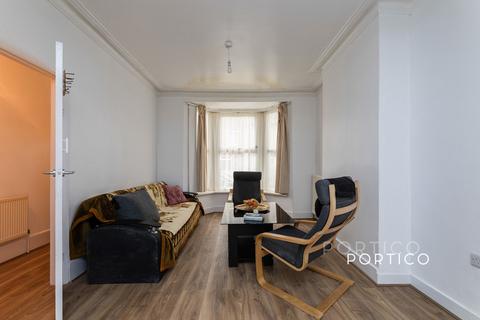4 bedroom terraced house to rent, Goldsmith Road, London, E17