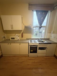 Studio to rent, 147 Church Street, N9
