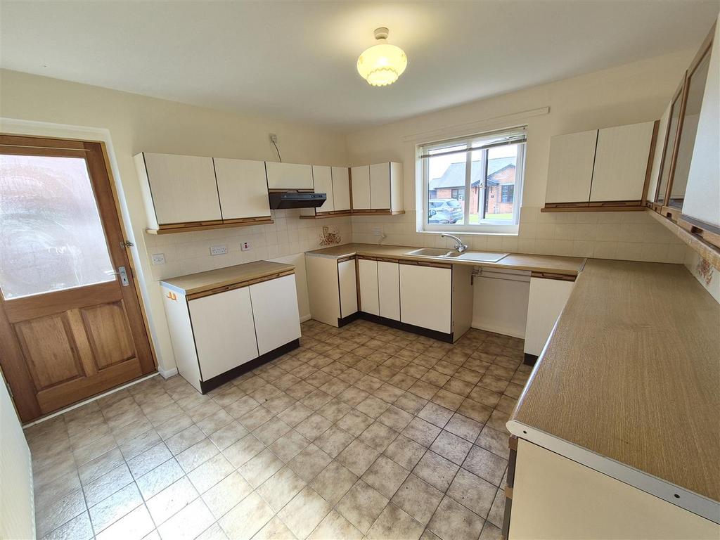 Kitchen 2.jpg